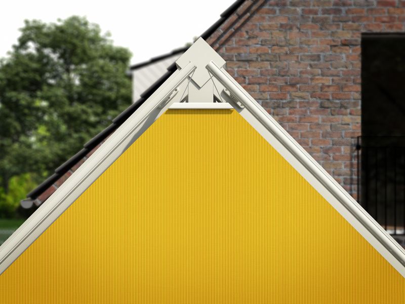 Detail view: rope tension of the triangular blind markilux 893 (white frame, yellow fabric cover)