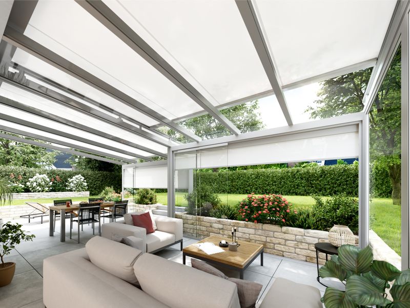 Shown is a winter garden, which is equipped with a white on-glass awning and provides shade.
